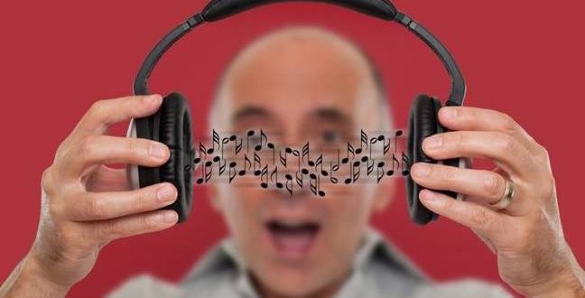 headphones shutterstock 648x330 - SPY-tunes scandal: Bloke sues Bose after headphones app squeals on his playlist