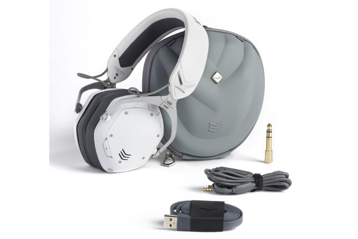 V-Moda Crossfade 2 Wireless case and accessories.