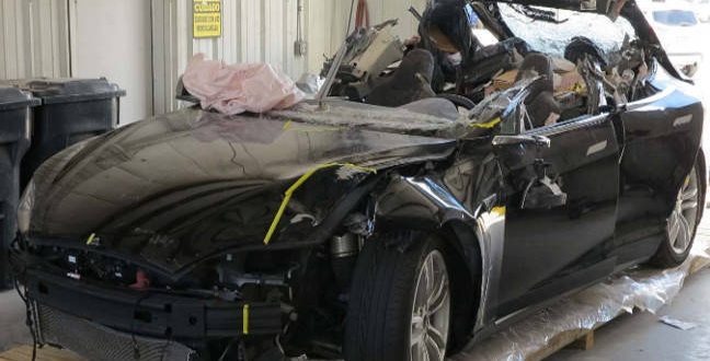 crashed tesla model s joshua brown 648x330 - Tesla death smash probe: Neither driver nor autopilot saw the truck