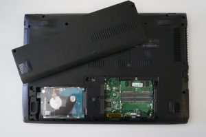 acer aspire e15 door open 100751020 large 300x199 - acer_aspire_e15_door_open-100751020-large.jpg